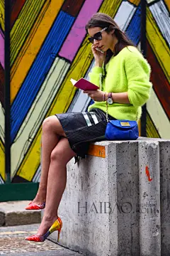 【图】毛衣+半裙的“旧”搭法与新演绎！2013秋冬流行趋势(10)：从秀场模特到时尚明星为你示范随性摩登味！_第13页_秋冬流行趋势_海报时尚网