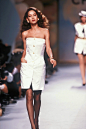 Chanel S/S 1988 .  嗯  并没有看错
是香奈儿1988年的一场秀  上世纪八十年代 ​​​​