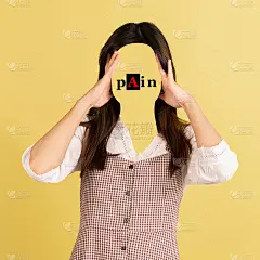 当代艺术品。概念肖像的无脸女人与文字痛苦代替脸。人类情感、心理学、心理健康概念。