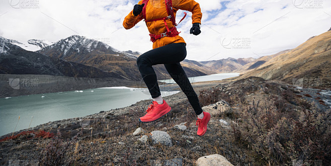 女子越野跑越野跑到冬季雪山顶