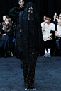 Richard Quinn S/S 2023 「女王的葬礼」

既是这季伦敦时装周压轴秀，也是英女王人生中唯一亲临秀场并授奖的时装设计师，备受瞩目的Richard Quinn用蕾丝、羽毛、花朵、刺绣等华丽元素和抓马手法，做出了一个极繁主义暗黑系列～

这组是Richard Quinn在女王离世后的十天时间内与团队赶工完成，灵感来自 ​​​​...展开全文c