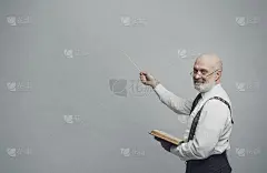 微笑自信的教授指着黑板讲课