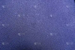 近距离拍摄的午夜深蓝色正式西服布纺织品表面。羊毛织物质地，用于重要的豪华晚会或夜间活动。壁纸和背景与