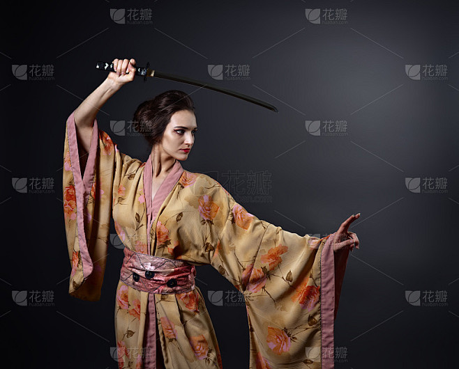 穿着日本传统和服和武士刀的美丽女子