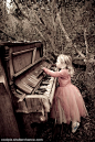 森林精灵中存在的普利登堡湾:)退休的老钢琴的森林。拍摄在一个朋友的孩子的生日派对