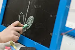 裁剪的照片的白板和孩子的手绘。