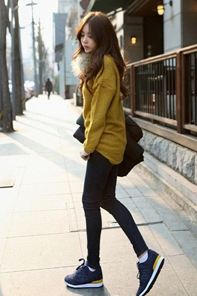 黄色毛衣搭配紧身裤、波鞋，显瘦、温暖又有...