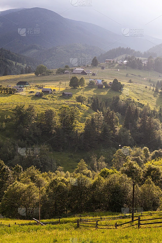 傍晚的风景在夏季时间在山区素材-花瓣网