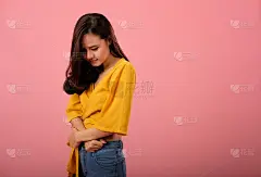 女人摸着肚子痛，痛经时肚子痛