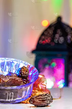 红枣果实在聚光灯下的背景