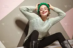 衣服,墙梯,潮人,硬木地板,彩妆,仅成年人,眼镜,青年人,冬天