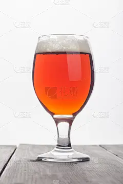 红色,白色,苦啤酒,在上面,亮色调,琥珀,啤酒杯,垂直画幅,桌子,木制