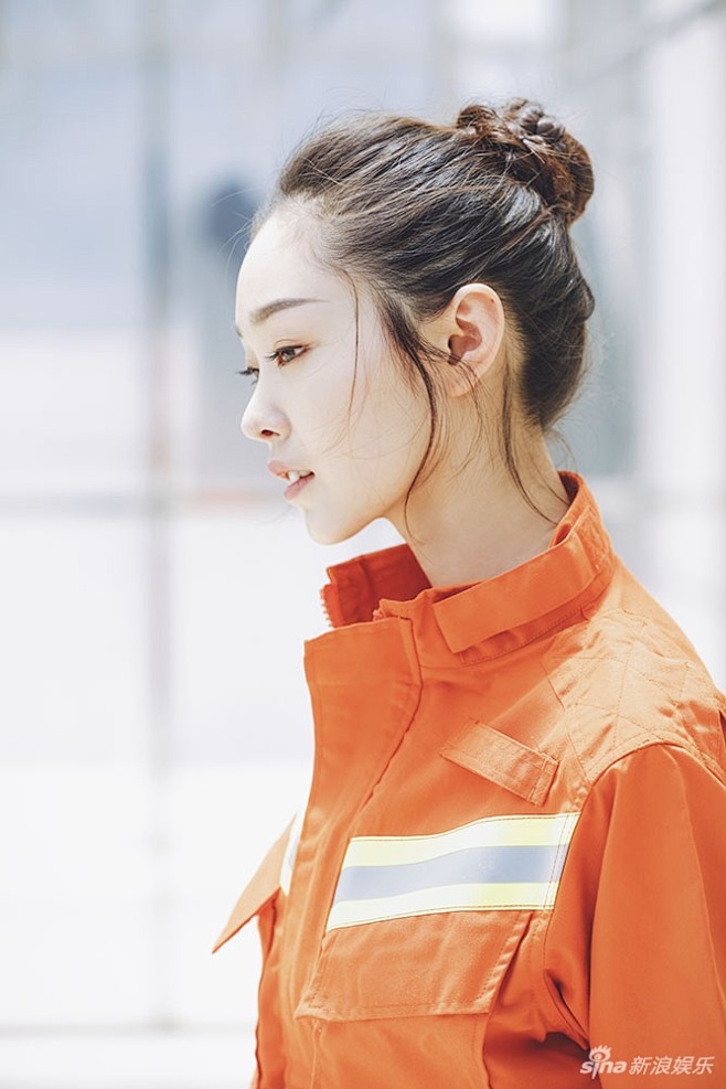 组图宋轶消防制服大片曝光侧颜杀抢眼宋轶身着消防制服帅气现身不仅