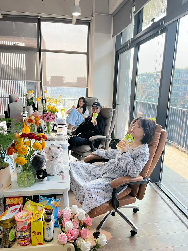 太喜欢这个靠窗角落的办工位了！