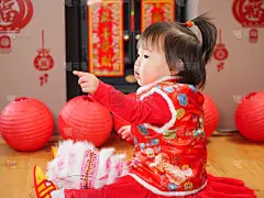 中国女婴庆祝中国新年