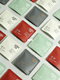 当国风遇到袋泡茶 : 一念将故宫传统色调运用到了自在茶包装设计中 - 「古树红茶-洛神」朱草 日光生晒16小时，青草气去，花香浮现，强大又温柔，稳稳地撑住你。 “惊蛰之承色。春风至，甘雨降，王者盛德，生此红色瑞草。” -