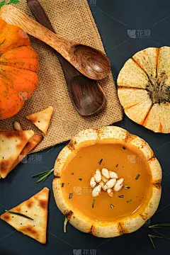 南瓜南瓜汤装在迷你南瓜碗里/感恩节食物，俯视图