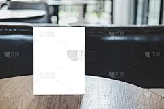 仿亚克力框架海报图案模板形成背景，空白菜单框架在桌子上的咖啡店站为您的文字展示您的产品