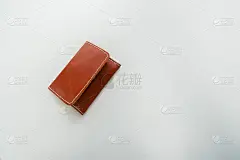 孤立的棕色皮革名片持有人