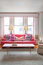 粉红色的沙发和窗帘的边相互映衬~ 十足的活力四射~