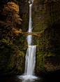 美国俄勒冈州摩特诺玛瀑布（Multnomah Falls） 站在桥上欣赏这等瀑布美景，不得不佩服大自然的力量。