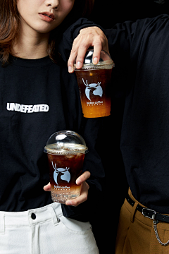 哲氏沃硕德采集到luckin coffee模特街拍