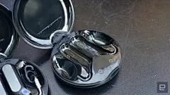 索尼 Xperia Ear Open Style ：最好玩的概念成真了 : 在年初的 MWC 上首次亮相后，Sony 也终于把其概念产品 Xperia Ear Open Style 的更多信息公开出来了。首先最大的改变，就是它由原来的一只，变成了一双。而且也把佩戴的方式变成了夹在耳垂上，不需要担心它没有其他支撑下塞进耳道，会不会轻易就掉下来。这样的改变，就使得 Xperia Ear Open...