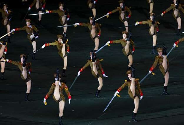 朝鲜文工团美艳女兵照流出个个貌美如花最后一张看得让人脸红