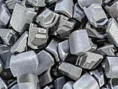 灰钢锻件抛丸后堆砌-近距离的自然重工业模式，有选择的焦点