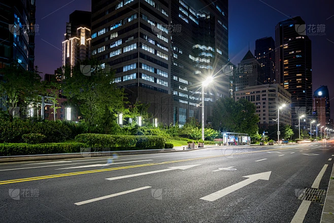 晚上，城市道路和现代化的办公大楼在青岛，中国素材-花瓣网