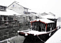 街头街尾纷纷客，知音弦上零零落 。煮雪几回柔，门窗风不休…