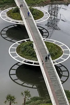 这座桥除了连接运河的两岸，还能成为欣赏风景的一个地方。两个混凝土桥墩上的金属岛用于支撑90米长的桥梁。这些金属岛上有植被，如睡莲。