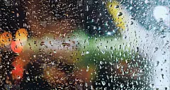 透过飞机窗户观看夜间机场的雨滴。晚上壁纸