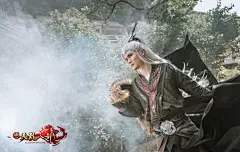 新天龙八部 官网剪影终现真身，没想到竟然是星宿老仙丁春秋？究竟他为何而来，又将给武林带来何种意外“惊喜”？小八特邀了我们的coser们为大家演绎这段前尘往事，来看看一个中二反叛少年的心路历程！
最后，一个小小的爆料，听说11月2日将重磅更新“师门逆徒” ，还有超多惊喜在等待你哟 ​​​​...展开全文c