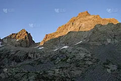 在无云的天空前有侧峰的Monviso