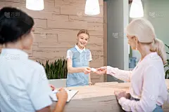 一位女士用信用卡支付牙科治疗费用。