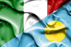 挥舞着帕劳和意大利的旗帜