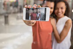 两个黑人女友的特写自拍照片