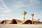 Ayla高尔夫俱乐部，融入起伏的沙丘景观 / Oppenheim Architecture  : Ayla高尔夫俱乐部的灵感来自于自然的沙丘景观和壮观的约旦沙漠山脉，以及古代贝都因人的建筑遗产。该建筑的创新和有机设计使得它成为亚喀巴市Ayla Oasis度假区综合开发的标志性场所。