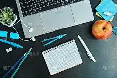 在家学习。在线教育学校用品俯视图为广告和促销项目。回到学校的概念。文具设置为黑色背景。