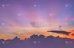 美丽的日落天空与戏剧性的光，美丽的夕阳景观。