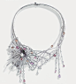 闪烁之紫：
    Louis Vuitton高级珠宝系列 胸针&项链
    点睛的紫色，将交织的白金钻石线条串连在一起，充满了设计感却也让硬朗的线条柔软了许多。