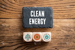 带有“清洁能源”信息的石板板和带有相关图标的立方体