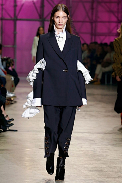 梳芒mollyOvO采集到女衣服 照片