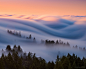 美摄影师潜心八年拍摄旧金山雾浪 气势壮观不逊云海 | 八年来，美国摄影师Nicholas Steinberg一直在潜心拍摄旧金山的雾海，并逐渐形成了自己的拍摄风格。在长期拍摄中，Nicholas慢慢发现了一些规律，夏季因地热而产生的雾气通常会升的较高，距离地面大约1000英尺，而即便是地势较高的金门大桥也不过才746英尺，加之濒临海岸线，所以在湾区很难拍摄到理想的作品。 #美景#