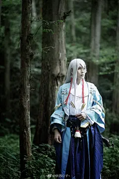 #阴阳师手游##阴阳师夏日祭# 第一次看到书翁就觉得有种淡泊的感觉，眼镜下面像是藏了许多事。也许是他遇到过的很多人和事，沉淀之后的从容太吸引人了！我不是颜控，但我要为书翁打CALL ，一起好嘛？
（这个天气出Cos出汗量太大，活生生变素颜） 摄影后期：@黑猫-妖然 @山人有松 
排版： ​​​​...展开全文c