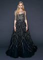 Reem Acra（雷姆·阿克拉）2016早秋系列，本季系列大量使用宝蓝色，大量的运用薄纱和蕾丝勾勒的工艺