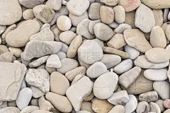 大量的圆形和抛光的海滩岩石