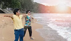 亚洲快乐老年妇女家庭锻炼瑜伽在日落夏季海滩。老年人健康生活方式的保健理念。