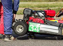 参与者定制和调整卡丁车比赛，汽车运动，卡丁车比赛，近距离，活动